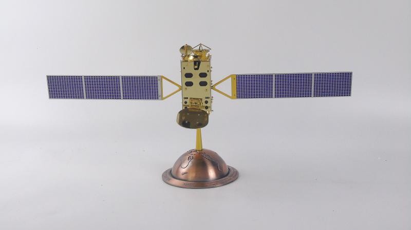 东方红4号卫星模型 鑫诺2号通讯卫星 合金成品航天仿真摆件1：50 - 图3