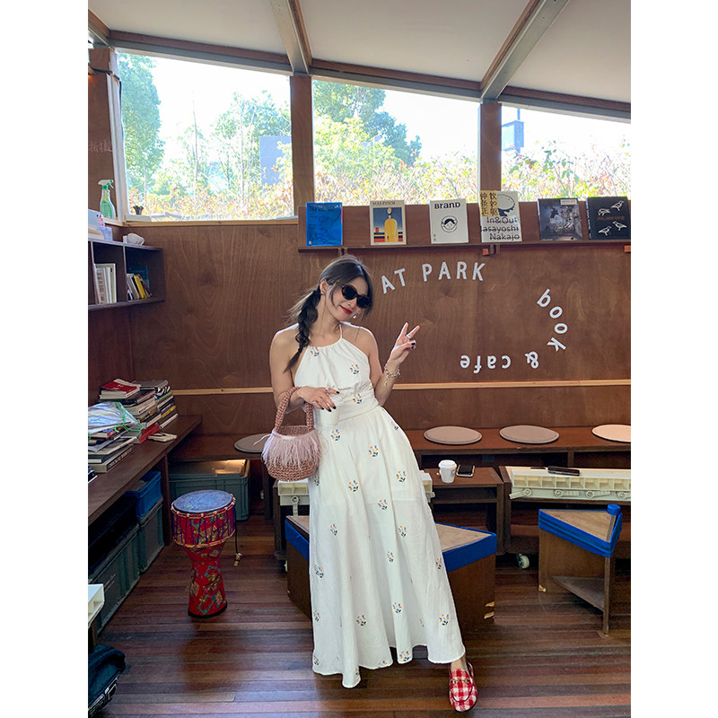 落落狷介白色吊带连衣裙女2026夏季新款设计感刺绣碎花挂脖吊带裙