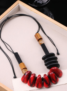 不规则高级感木质树脂小众红色项链欧美夸张搭配衣服的装饰品挂件