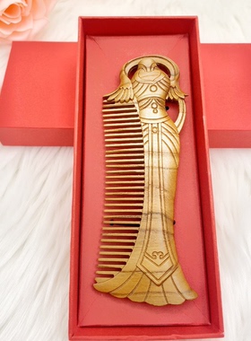 精美雕花桃木梳妆摆件