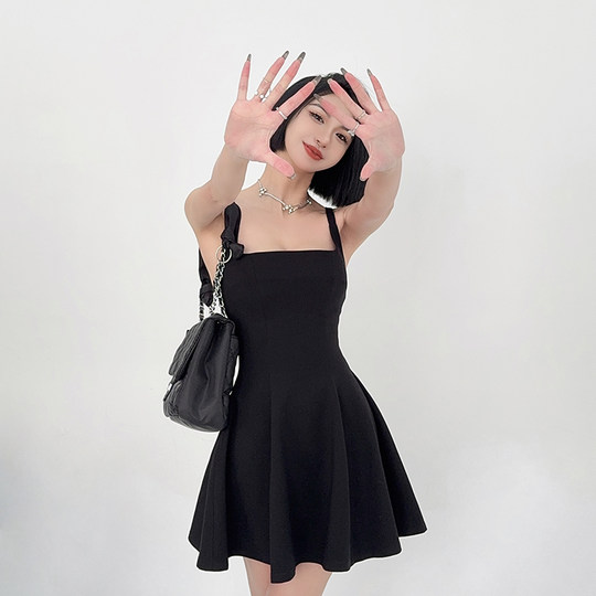 Casual A-line puffy skirt with high waist black suspender skirt