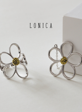 轻装通勤搭配法式线条花朵短项链