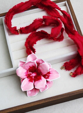 红色布带立体花朵滴釉女毛衣链
