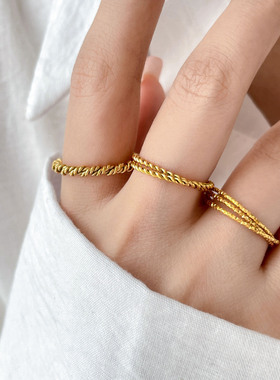 日韩时尚新款小巧精致双层麻花细戒指钛钢镀18K金指环OL风气质INS