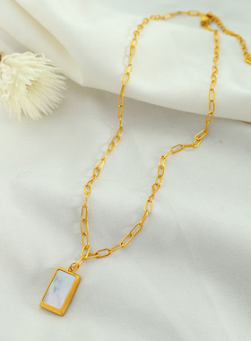 INS轻奢小众方块彩贝简约项链高级感钛钢镀18K金锁骨链通勤气质款