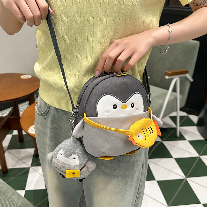 可爱企鹅斜挎包2025新款少女卡通儿童学生百搭休闲单肩包包高颜值 - 图1