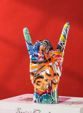 炫彩涂鸦摇滚手势客厅装饰摆件
