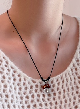 小众复古红色蘑菇编绳项链女可爱童趣风长款吊坠毛衣链时尚配饰品