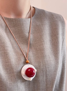 简约红色珍珠天然贝壳项链女小众ins时尚通勤气质百搭颈链毛衣链