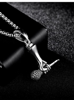 2024新款不锈钢饰品创意男女歌手手握话筒麦克风项链摇滚嘻哈
