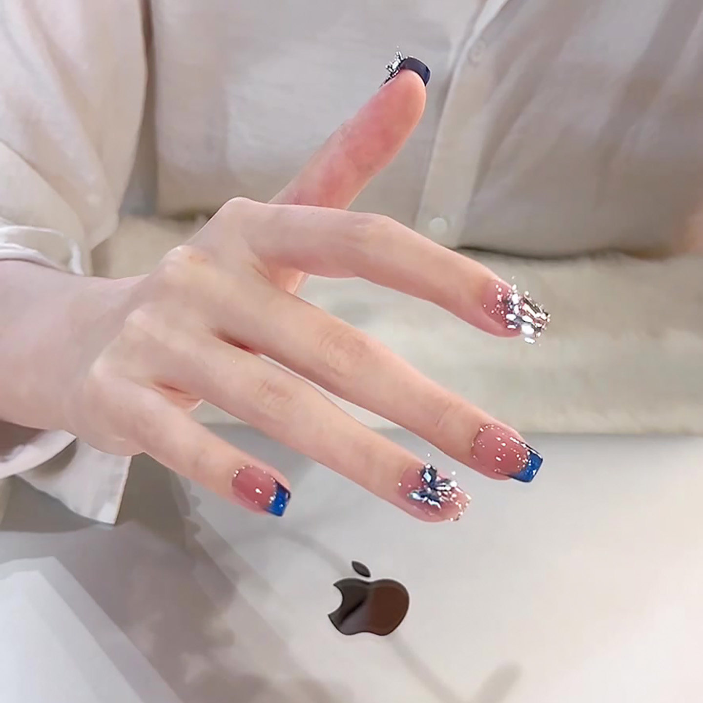 2025年新款秋季克莱因蓝法式蝴蝶美甲显白穿戴甲纯手工高级感短款,淘宝优惠券,粉丝福利购,淘宝优惠卷