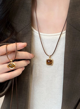 怦然心动/复古方形人造虎眼石皮绳项链轻奢高级感美拉得毛衣链