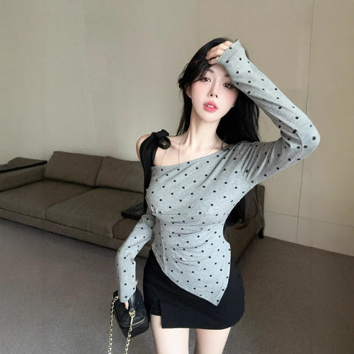 纯欲辣妹设计感灰色波点露肩T恤女秋不规则打底别致斜肩长袖上衣 - 图3