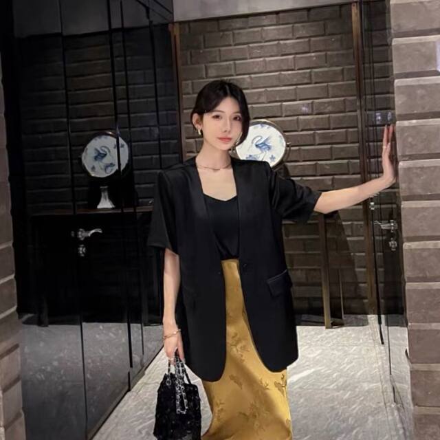 ເສື້ອຍືດແຂນສັ້ນ satin acetate blazer ຂອງແມ່ຍິງໃນຊ່ວງລຶະເບິ່ງຮ້ອນປີ 2025 ຮູບແບບໃຫມ່ແບບຝຣັ່ງຊຸດບາງໆວ່າງ