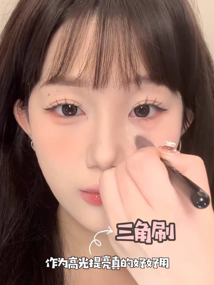 三角高光熨斗刷提亮泪沟面中法令纹化妆刷遮瑕无刷痕彩妆化妆刷