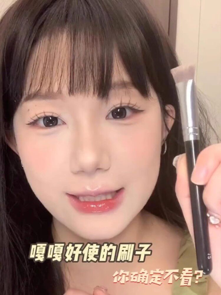 三角高光熨斗刷提亮泪沟面中法令纹化妆刷遮瑕无刷痕彩妆化妆刷