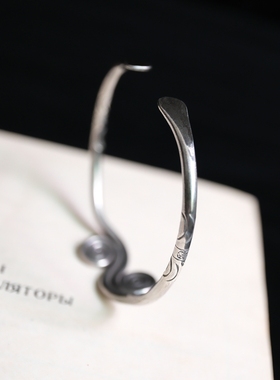 妖家 泰国手工银 圆条印花祥云卷开口手镯 SZ106