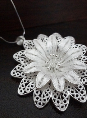 苗乡风雨桥999纯银非物质文化遗产拉丝工艺幸福花吊坠贵州银饰