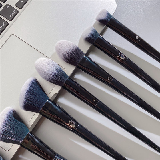 K Very comfortable and soft contouring blush brush