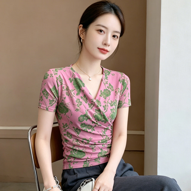 ເສື້ອຍືດຄໍ V ອອກແບບ pleated cross-neck ສໍາລັບແມ່ຍິງ, ຮູບແບບໃຫມ່, ເທິງພິມ smudged, slim ແລະ ice slim ເສື້ອຢືດແຂນສັ້ນ.