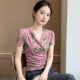 ເສື້ອຍືດຄໍ V ອອກແບບ pleated cross-neck ສໍາລັບແມ່ຍິງ, ຮູບແບບໃຫມ່, ເທິງພິມ smudged, slim ແລະ ice slim ເສື້ອຢືດແຂນສັ້ນ.