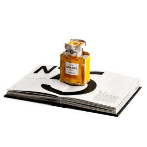 【现货】时尚跃然纸上：香奈儿立体书 原版英文时尚设计三维立体纸艺 经典单品 2.55手袋五号香水双色鞋