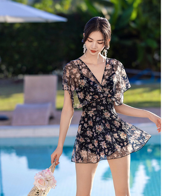 Yi Meishan looks slim and floral swimsuit