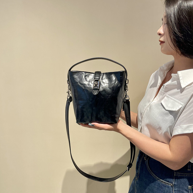 头层植鞣牛皮复古高级感水桶包包2025新款女单肩斜挎包今年流行包,淘宝优惠券,粉丝福利购,淘宝优惠卷