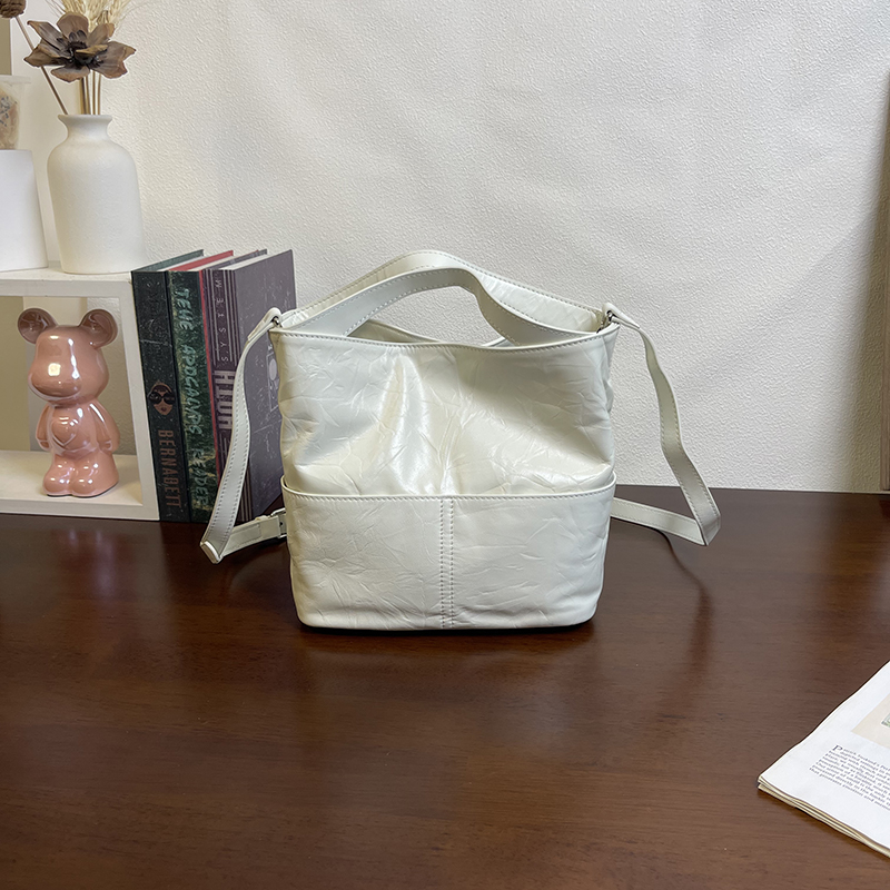 MrFu头层牛皮水桶包女2025新款真皮手提包大容量单肩斜挎包通勤包 - 图3