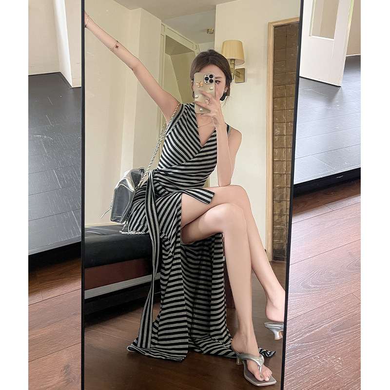 2025夏季新款时尚气质显瘦修身收腰法式设计感条纹绑带开叉连衣裙,淘宝优惠券,粉丝福利购,淘宝优惠卷