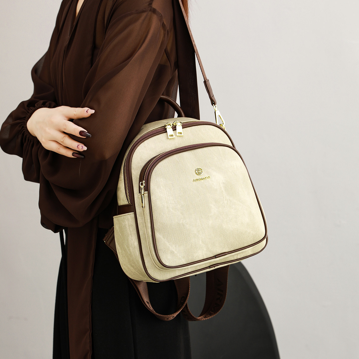 香港品牌轻奢旅游轻便双肩包女2026新款简约通勤百搭可单肩背包,淘宝优惠券,粉丝福利购,淘宝优惠卷