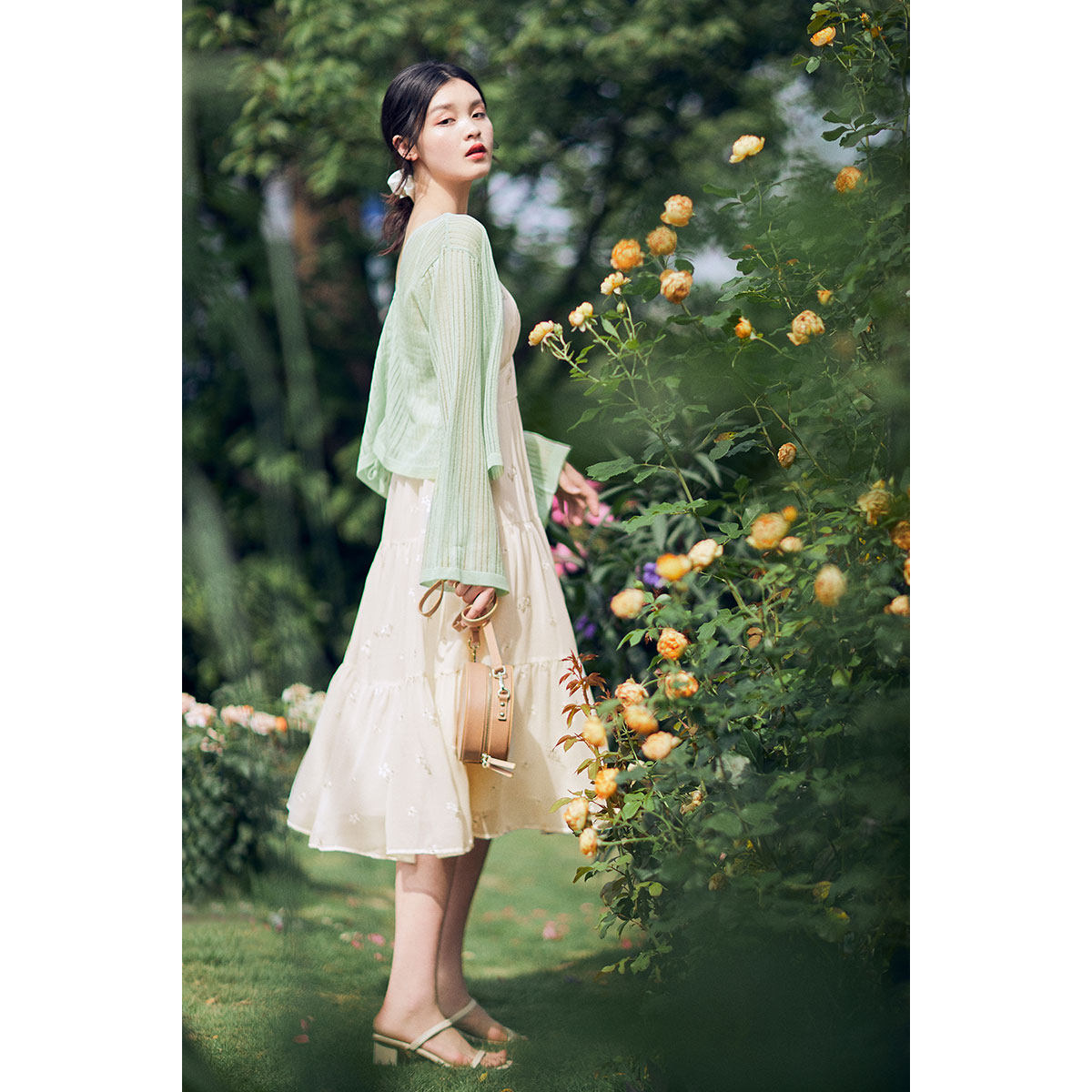 太平鸟外搭薄款白色2020新款配开衫 太平鸟普埃拉毛针织衫