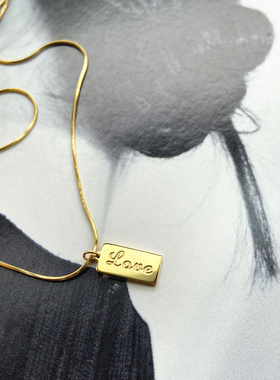 钛钢项链 小方牌字母项链女ins简约锁骨链轻奢小众不褪色镀14K金