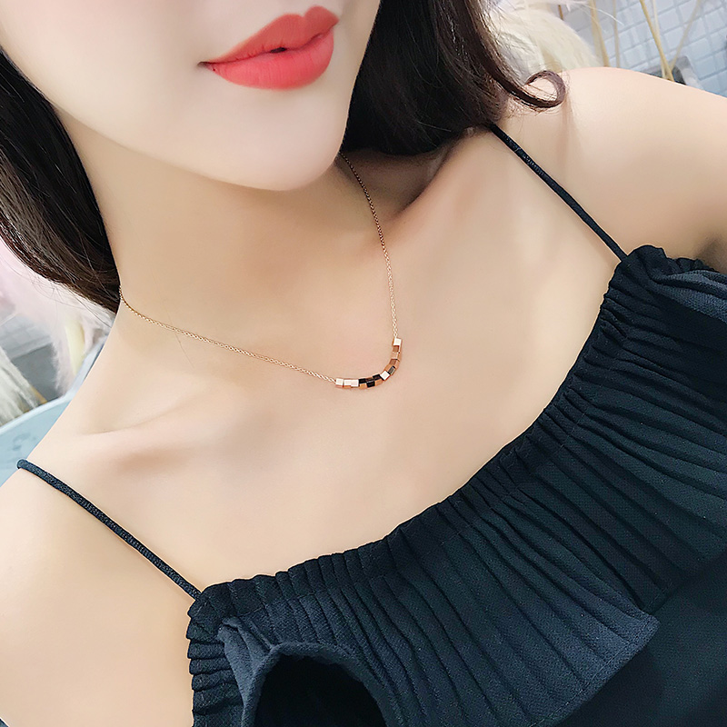 日韩版立体小方块锁骨链 防褪色 项链女短款百搭玫瑰金钛钢配饰品 日韩版立体小方块锁骨链 防褪色 项链女短款百搭玫瑰金钛钢配饰品