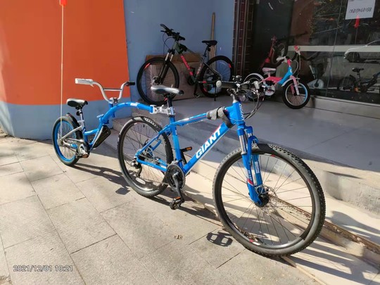 Kinderanhänger hinter Weeride-Fahrrad