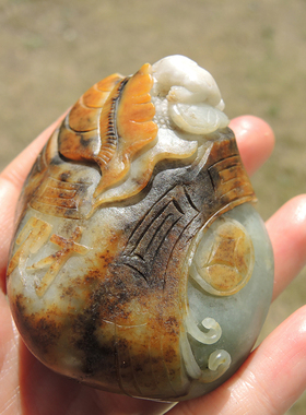 美美哒方言和田玉新疆老熟聚金鹿皮高青白代代数钱带翠籽料把件O