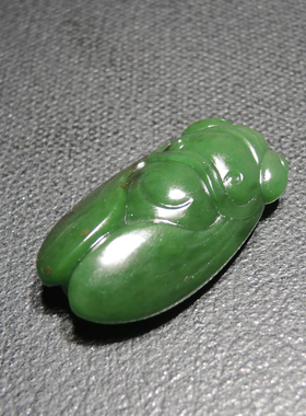 收藏方言品牌和田玉特色俄罗斯老料红皮阳绿色一鸣惊人吊坠挂件h2