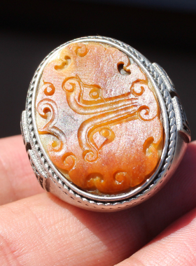 新疆黄沁皮和田籽料兽面银镶玉