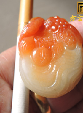 方言橘红沁色黄玉籽料鱼吊坠子