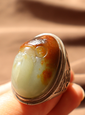 新疆红沁白玉籽镶嵌财神19MM戒指