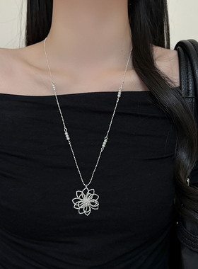 银色镂空珍珠花朵高级感锁骨链