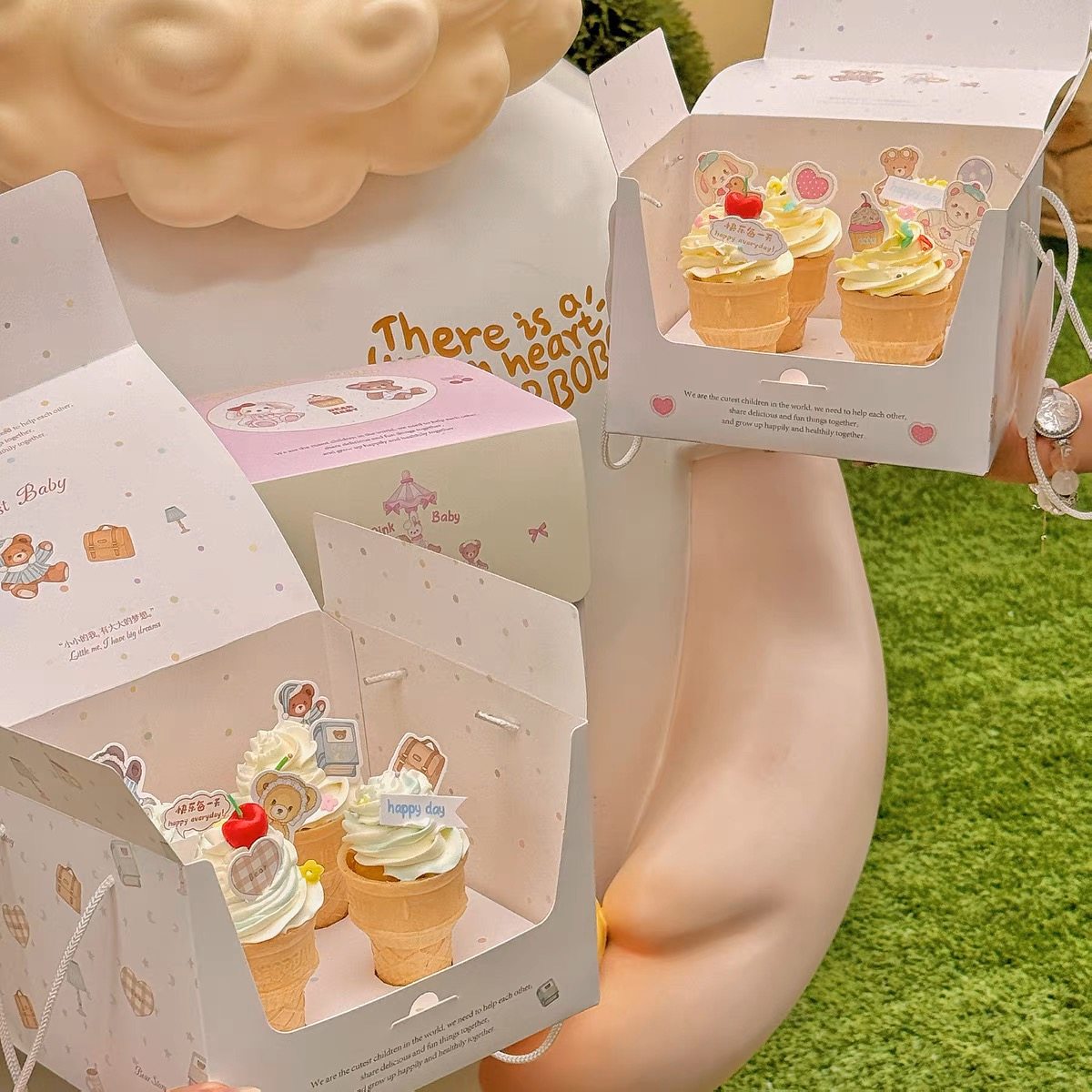 抱抱酱网红同款可爱三色圣诞节甜筒蛋糕四粒装蛋糕盒儿童节甜品盒,淘宝优惠券,粉丝福利购,淘宝优惠卷