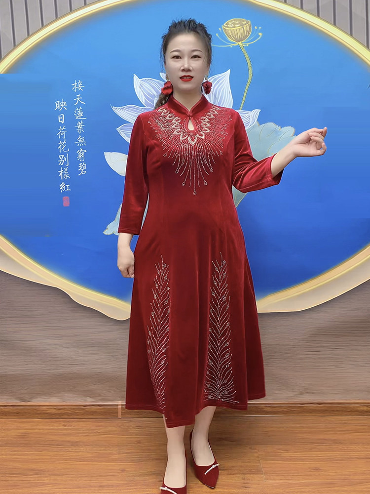 喜婆婆金丝绒连衣裙秋冬新款手工钉珠显瘦旗袍裙丈母娘婚礼宴会服