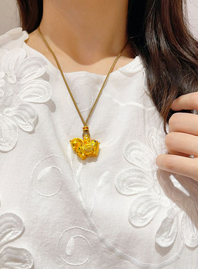 马上有钱吊坠项链女2025新款钱币小马镶嵌点钻编织绳可调节毛衣链