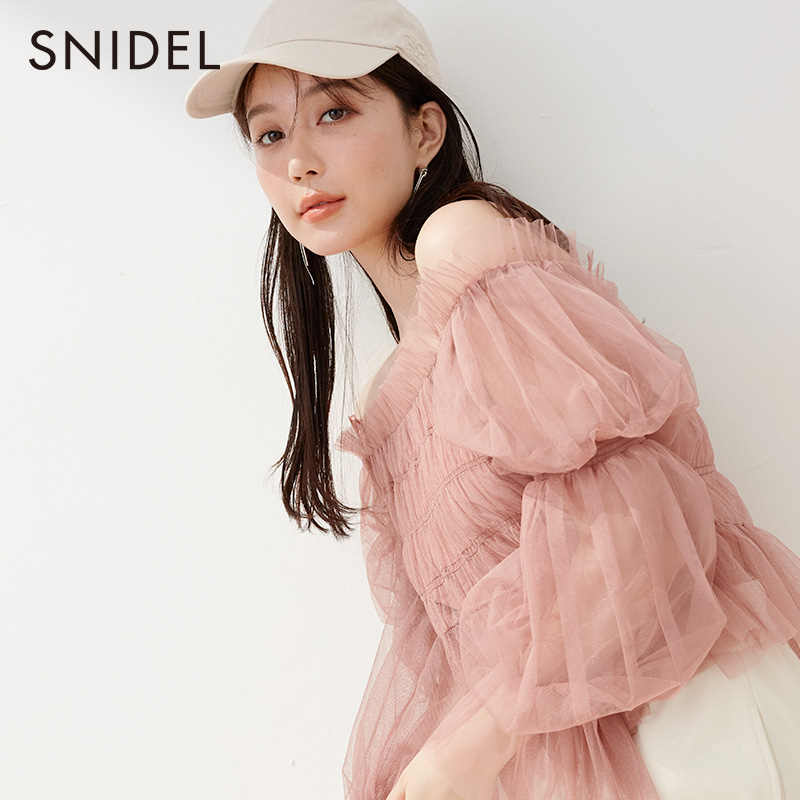 SNIDEL秋冬甜美仙女一字领露肩薄纱褶皱藕节袖衬衫上衣SWFB234160