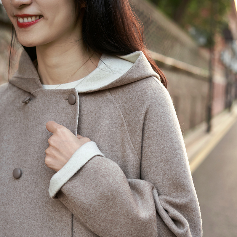 斐雪 念念不忘的气质 山羊绒双排扣双面色真皮扣带帽双面羊绒大衣 - 图2