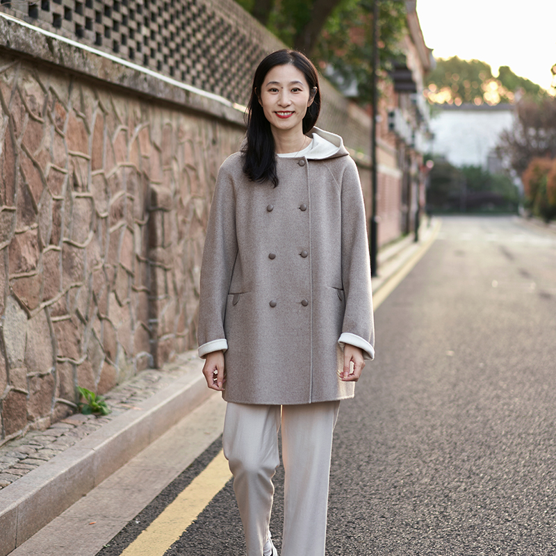 斐雪 念念不忘的气质 山羊绒双排扣双面色真皮扣带帽双面羊绒大衣 - 图0