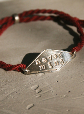 男女足银阿美咔叽手敲银牌