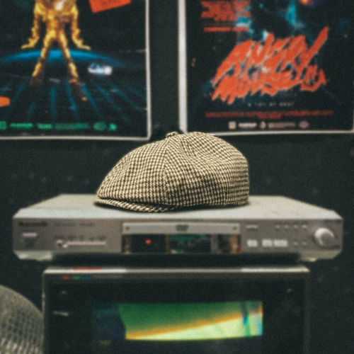 Демисезонная брендовая шапка, популярно в интернете, в британском стиле