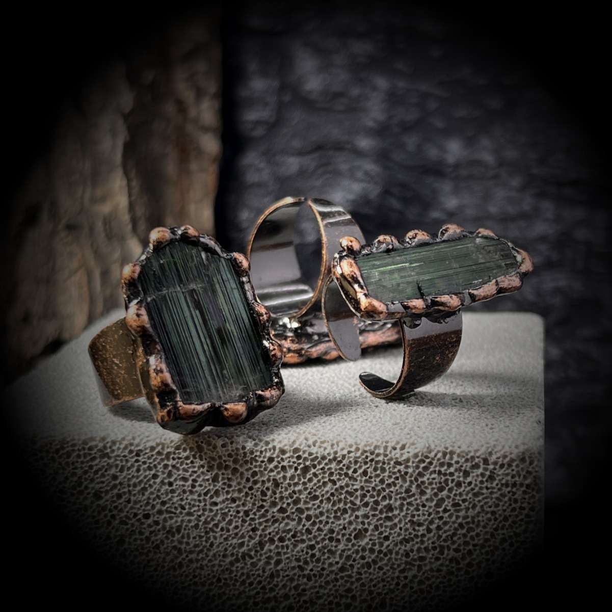 Retro style natural green tourmaline rough stone amorphous open bronze adjustable personalized European and American ring